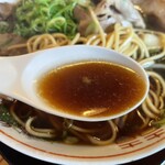 中華そば 八平 - スープ　真っ黒…