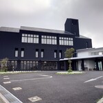 空と海の十字路 - この黒い建物がレストランです