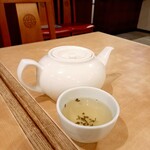 侑膳 - サービスの茉莉花茶