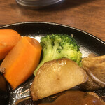 洋食 だんらんや - 付け合わせは、ジャガイモ・にんじん・ブロッコリー。この温野菜もホクホクで美味しいですな。
