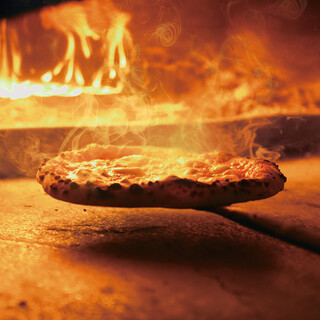 ROSSOの美味しさを決める！薪窯の高温で焼き上げるピッツァ