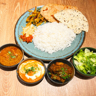 飽きのこない日替わりカレー！大人のバターチキンカレーは必食◎