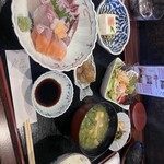 Awaji Shima Tsudumiya - お刺身天ぷら定食。天ぷら別添えであります