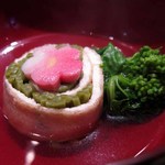 懐石カフェ 蛙吉 - 14年2月　おいなりさん
      茶蕎麦を巻いたもの
      