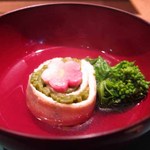 懐石カフェ 蛙吉 - 14年2月　おいなりさん
      茶蕎麦を巻いたもの
      