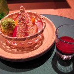 懐石カフェ 蛙吉 - 
      14年2月　裏参道
      旬のワカサギや色々な野菜のフォンデュ風
      トマトとイカ墨の鳥居カラーのソース付き
      