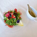 レストラン マリエフローラル - エディブルフラワーのサラダ はちみつのドレッシングと共に