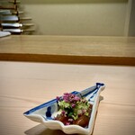 Onarimon Haru - 濃いめのお味のホタルイカを上の薬味でスッと蕩けます。日本酒案件
