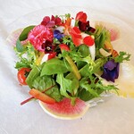 レストラン マリエフローラル - エディブルフラワーのサラダ はちみつのドレッシングと共に