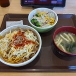 243795384 - ヤンニョムチーズ牛丼ランチセット 770円 ♪