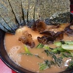 ラーメン 杉田家 - 麺半分♪おまけは海苔