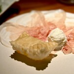 243799351 - ❻多田さんのペルシュウ（24ヶ月熟成生ハム）途中でサックサクのトルタフリッタをのせて頂き、さらにペルシュウの食感が引き立つ。最後にライスボールをペルシュウで巻いてイタリアンおにぎり。それから、ペルシュウをもうひと皿お願いできる喜び♡