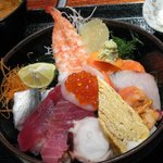 Take mai - ボリュームのある「海鮮丼セット(\1100)」をアップで。