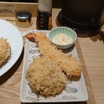 とんかつ成蔵 - 奥:エビフライ､手前:メンチカツ