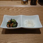 とんかつ成蔵 - 左:ひじき煮物､右:ゆず大根