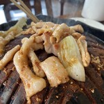 まからん屋 - ジンギスカン風の鍋で焼きます