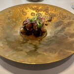 レミニセンス - お皿も特徴的、生ハム、蛍烏賊、鱶鰭、ソースは何でしょう？なんとも言えない美味しさです。