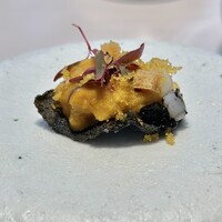 レミニセンス - 北海道産の濃厚な雲丹等を板状のチップの上に美しく鎮座する精細な一品。自家製のカラスミもよいアクセントになっています。