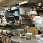 のんき亭 - カウンターの目の前に牡蠣山盛り