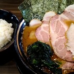 王道家直系 家系ラーメン がく - 