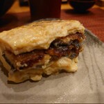 鰻 にしはら - う巻きをお箸で半分にcutしましたが,ピンぼけでスミマセン(≧▽≦)