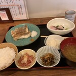 Gomyo No Mukai - 全体像。ご飯は炊きたてお椀は、赤だしのあら汁。あらじゃなくて切り身が入ってます。