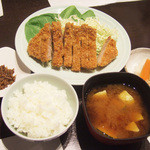 藤吉 - 岩中豚のとんかつ(1200円)と定食セット(400円)