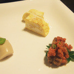 藤吉 - あんこうの会(7000円)の前菜。スズキの白子、黒鯛入り玉子焼き、マグロの血あいのもろみ和え