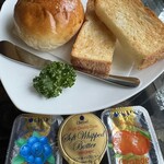 旧軽井沢Cafe 涼の音 - モーニングセットのパン