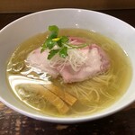 らあめん サンド - シャモロックと比内地鶏な塩ラーメン800円税込黄金に輝いてます！