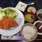 243814466 - 令和6年4月 ランチタイム(11:30〜14:30)
                本日のサービスランチ 税込1100円
                上ロースとんかつ、サラダ、小鉢、冷奴、ご飯、みそ汁、漬けもの