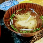 Uodokoro Kameyama - お汁は珍しく潮汁。魚のお出汁がよーっく出てておいしかった！