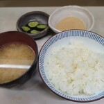 御食事処 福田家食堂 - 定食のご飯　味噌汁　とろろ　胡瓜の漬物