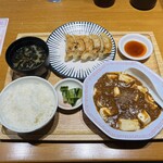 Taishuu Shokudou Tengudai Ho-Ru - カラ痺！四川風麻婆豆腐と焼き餃子(5個)定食 ¥869-