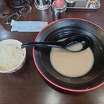 大光楼 - ◯ランチライス
            これ単品では食べずに、残ったスープにご飯を投入し
            ねこまんま風おじやにして食べた
            
            後から思ったのだけど
            多分、このご飯、単品で食べてたら
            あまり美味しくはない味わいなのかも❔と思えた