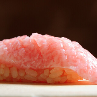 上質な鮨をご提供。こだわりの酢飯が鮮魚の旨みを引き立てます