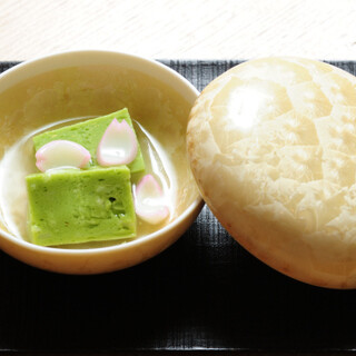 繊細な技術と新しいアイディアが織り成す、店主渾身の料理に舌鼓