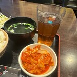 焼肉酒場 牛道 - キムチ、スープ、お茶