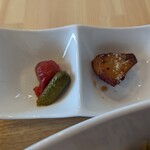 TANKITOU - 右がサツマイモの甘いの。左はピクルス２種。このお皿はセットじゃなくても付いてくるので担々麺の口直しに有用かと思います。
