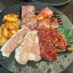 焼肉酒場 牛道 - 肉の皿　5種の肉が並ぶ