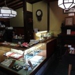 播磨屋 - 店内がこれまた・・・レトロ、昔懐かしいお店ですね。