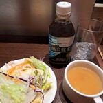 いきなりステーキ - 相変わらず盛り付けが雑なサラダ(笑)と、クーポンにて50円の黒ウーロン茶