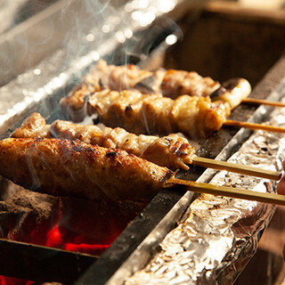 産地直送の新鮮地鶏を堪能！香ばしい串焼きと一品料理をご用意