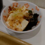 食堂 けやき - よく冷えた冷奴が揚げ物のお供には最高。