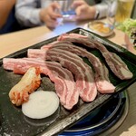 Samu Gyopu Saru Semmonten Kinchan - 生サムギョプサル（肉・サンチュ・焼きキムチ・ネギサラダ・タレ）