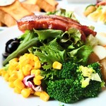 マーサーブランチ - 8種の野菜と豚コンフィのギャザリングサラダオニオンドレッシング