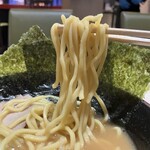 横浜ラーメン 新横家 - 中太麺