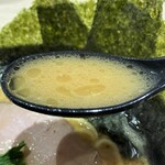 横浜ラーメン 新横家 - スープ