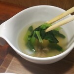 キッチン ブルー グローブ - 残りのスープ、具材が減りました