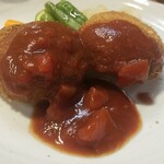 キッチン ブルー グローブ - 正面から、ダイスとまとが見えます